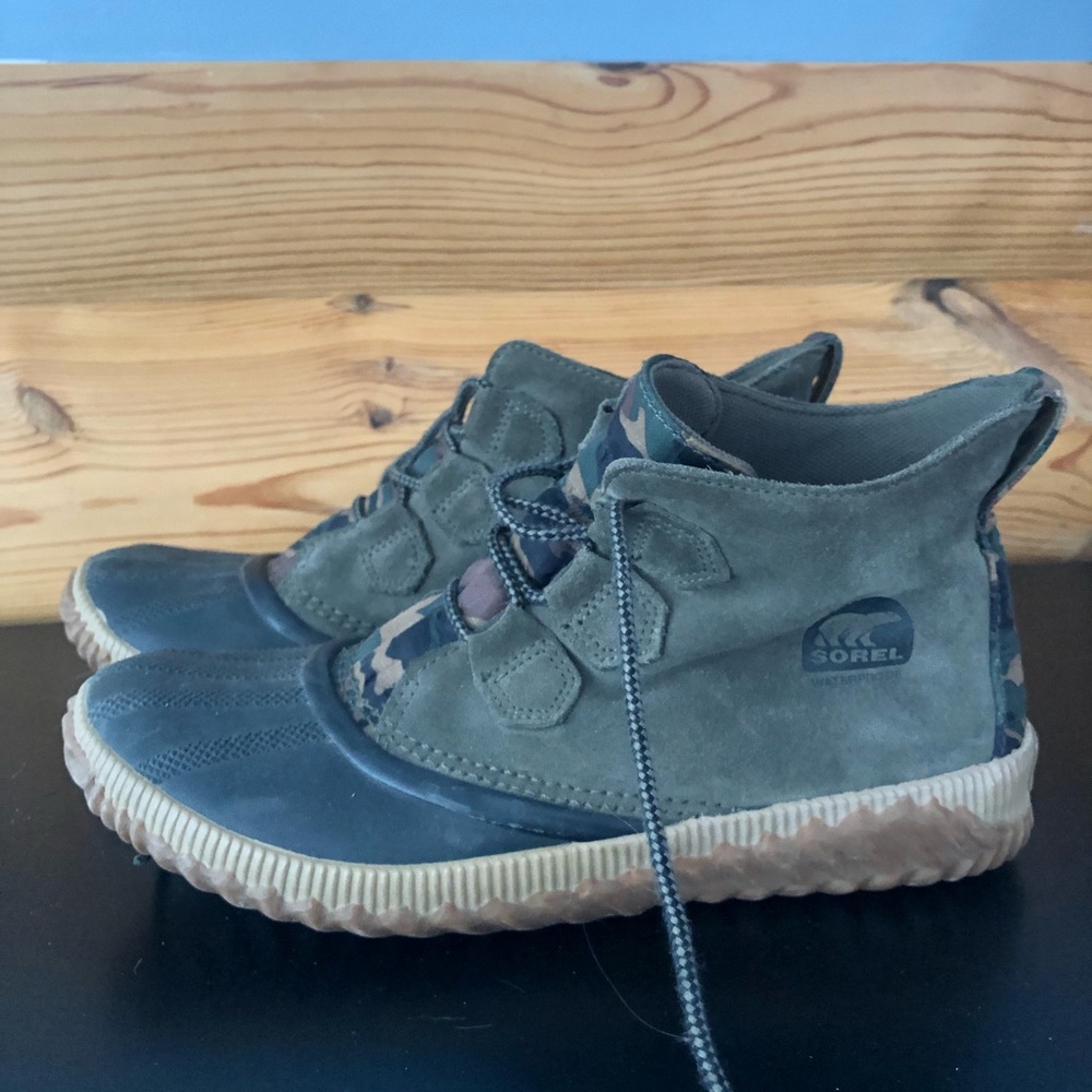 Sorel camo booties size 10